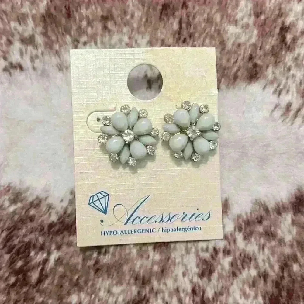 NWT boutique earrings mint color flower shape